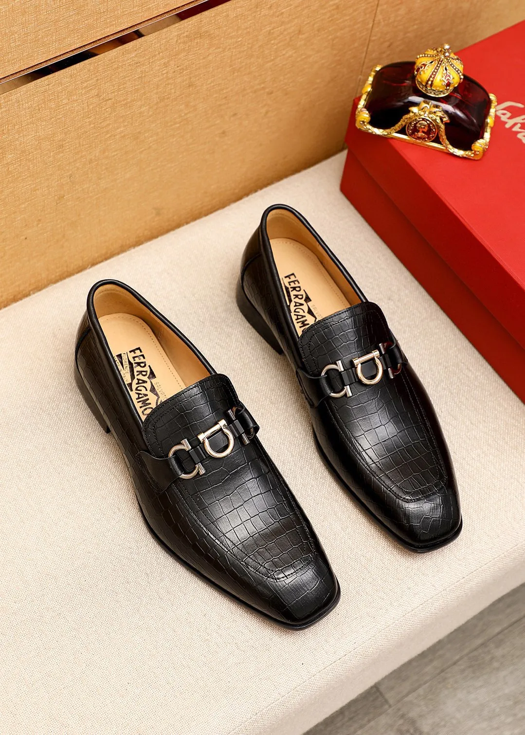 Men's shoes 💰442 💐 Product trademark: Ferragamo "Ferragamo" casual leather shoes Regular size: 38-44 (45.46🉑️customized) Product materials: Selected imported first-layer calfskin embossed upper + original hardware buckle, imported water-dyed cow leather lining. Strong three-dimensional visual effect, combined outsole Color: 1⃣️color optional